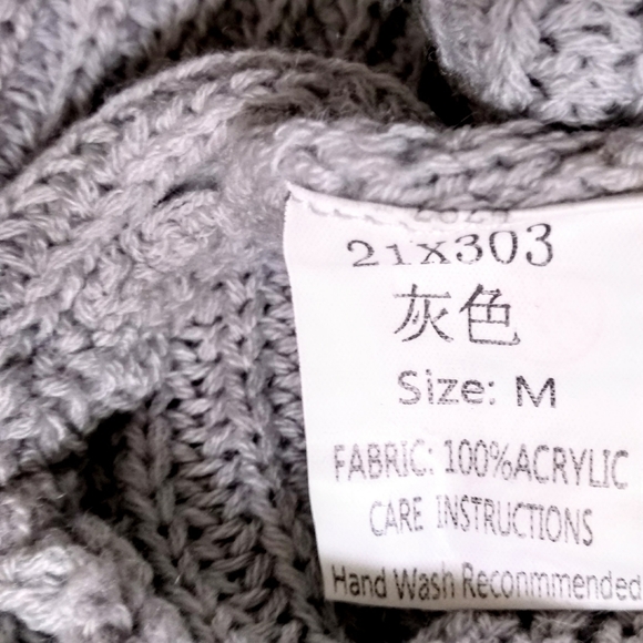 ✨ HOST PICK ✨ Open-Back, Twist Sweater - Picture 15 of 16